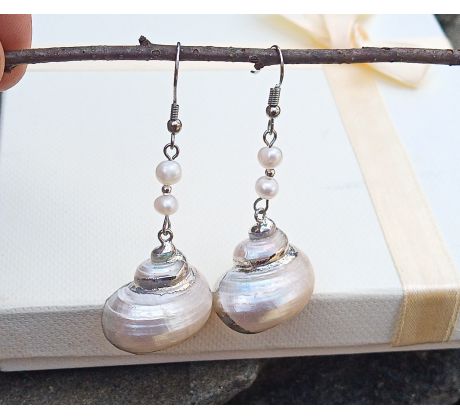 Perleťové mušle a říční perly náušnice na chirurgické oceli