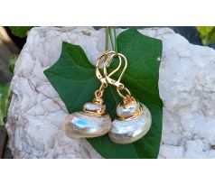 Perleťově duhové mušle pozlacené náušnice na chirurgické oceli