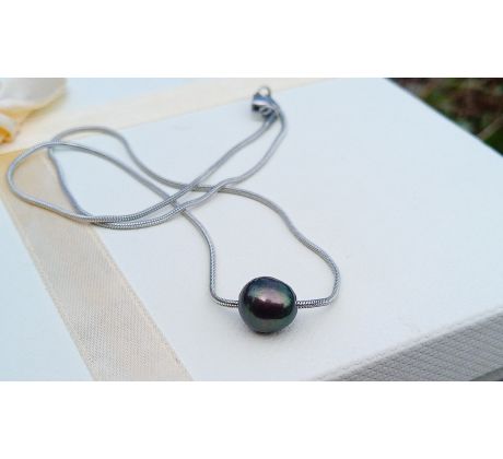 Jihomořská tmavá perla v řetízku z chirurgické oceli, perlový náhrdelník