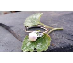 Perlový prstýnek s říční bílo perlou a zirkonem