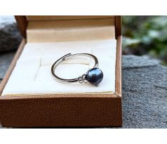 Modrá říční perla mezi motýlky, perlový prstýnek