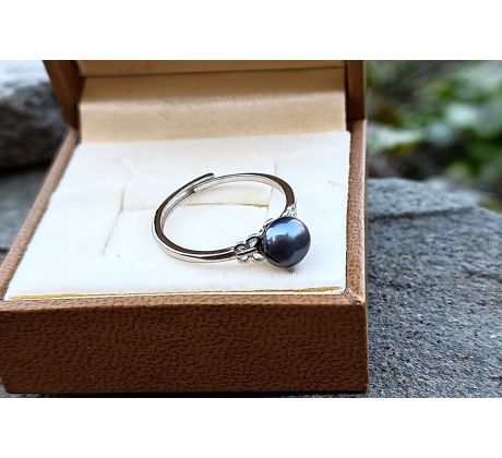 Modrá říční perla mezi motýlky, perlový prstýnek