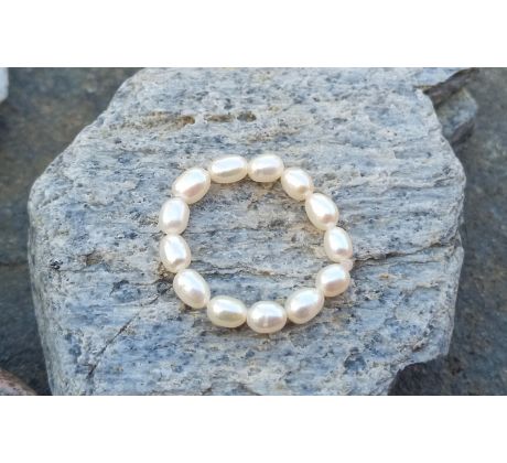 Pružný perlový prstýnek z bílých říčních drobných perel