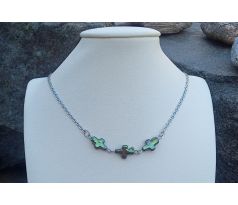 Náhrdelník z chirurgické oceli se zelenými mořskými perlami a křížkem