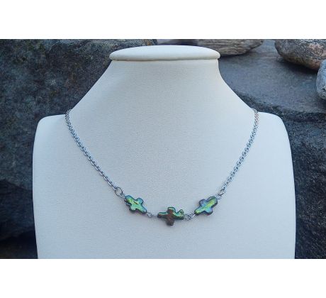 Náhrdelník z chirurgické oceli se zelenými mořskými perlami a křížkem