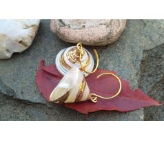 Perleťové vzácné mušle náušnice na pozlacené chirurgické oceli