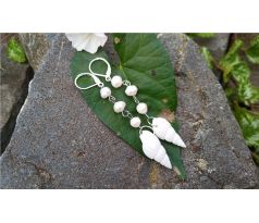 Bílé říční perly a přírodní mušličky postříbřené náušnice