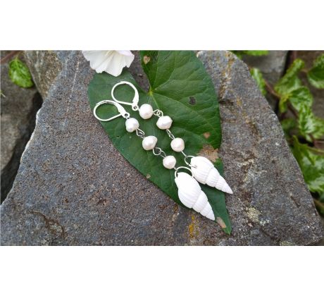 Bílé říční perly a přírodní mušličky postříbřené náušnice