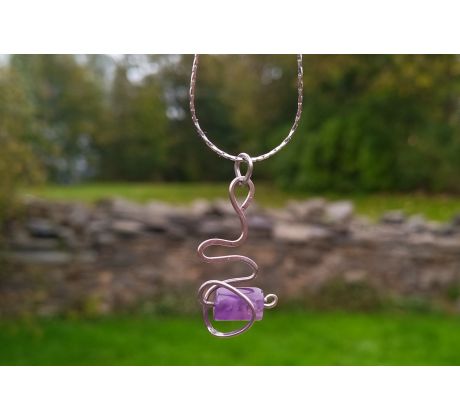 Ametyst tepaný přívěsek na řetízku chirurgická ocel
