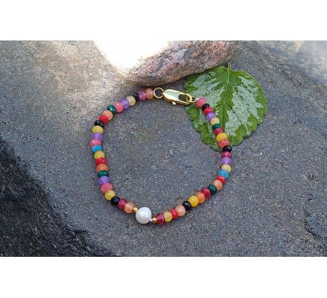 Minerálový náramek z broušených kamenů s říční perlou