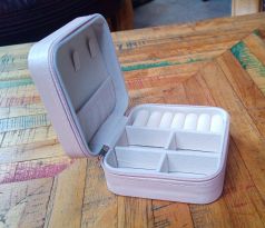 Praktická cestovní růžová šperkovnice s volitelnými přihrádkami, na zip