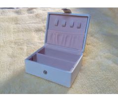 Praktická cestovní bílá přehledná šperkovnice z eko kůže