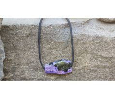 Velký tromlovaný čaroit 4x2 cm na kůži unisex náhrdelník