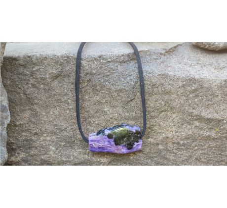 Velký tromlovaný čaroit 4x2 cm na kůži unisex náhrdelník