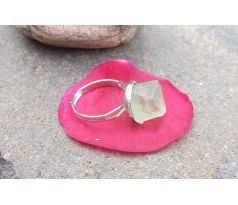 Broušený fluorit minerálový prstýnek nerez