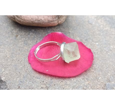 Broušený fluorit minerálový prstýnek nerez