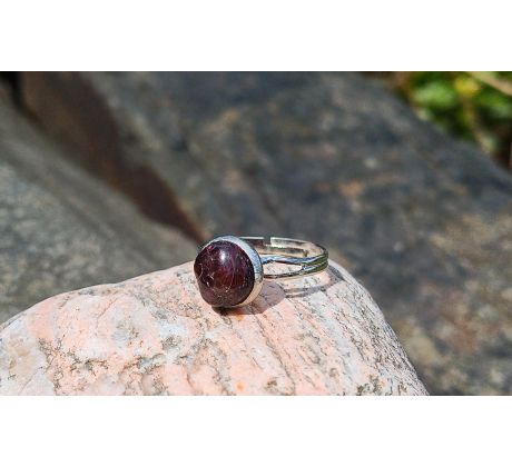 Český červený granát minerálový elegantní prstýnek