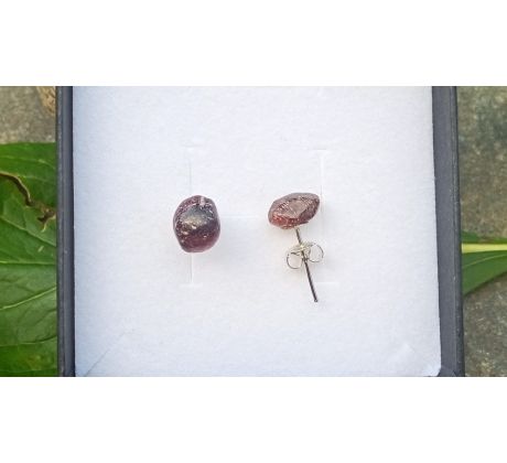 Červený granát náušnice puzety na chirurgické oceli