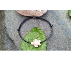 Želva z howlitu náramek s povolovacími uzlíky, možno i nákotník