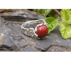 Jaspis v květinkovém obětí něžný prstýnek