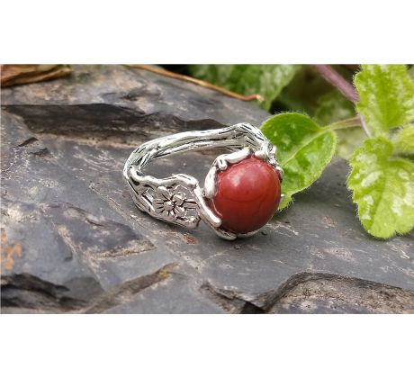 Jaspis v květinkovém obětí něžný prstýnek