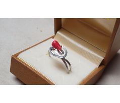 Červený korál v kovaném prstýnku z chirurgické oceli