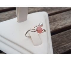 Broušený třešňový křemen s perličkou tepaný prstýnek z chirurgické oceli