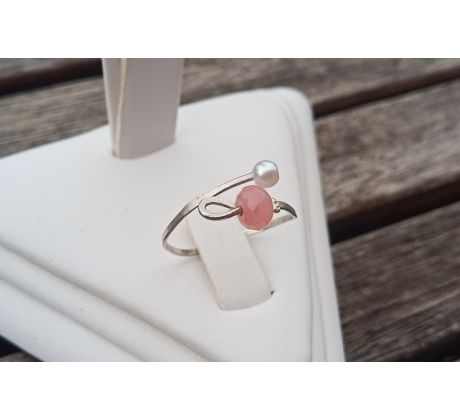 Broušený třešňový křemen s perličkou tepaný prstýnek z chirurgické oceli