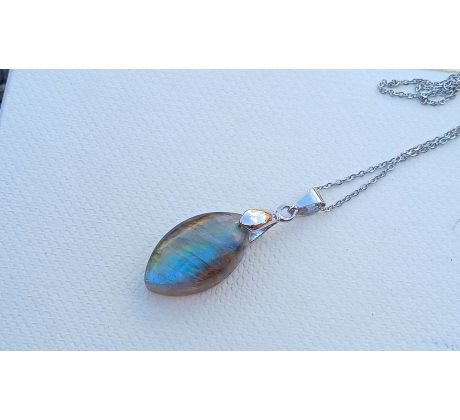 Prvotřídní labradorit přívěsek na řetízku z chirurgické oceli
