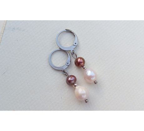 Barokní bílé říční perly s hnědými perličkami náušnice na chirurgické oceli