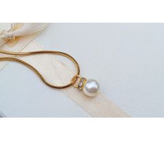 Bílá shell perla pod zirkony na pozlaceném řetízku z chirurgické oceli perlový náhrdelník