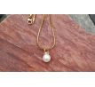 Bílá shell perla pod zirkony na pozlaceném řetízku z chirurgické oceli perlový náhrdelník