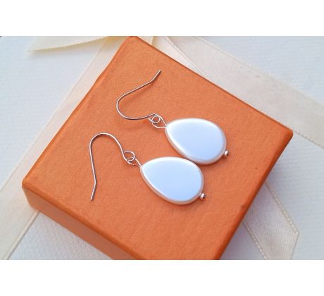 Přírodní bílá perleť perlové náušnice na chirurgické oceli