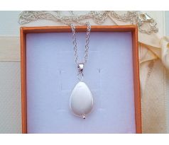 Přívěsek z přírodní perletě na nerez řetízku, perlový náhrdelník