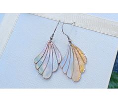 Duhová přírodní vyřezávaná perleť náušnice na chirurgické oceli