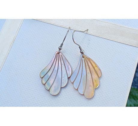 Duhová přírodní vyřezávaná perleť náušnice na chirurgické oceli