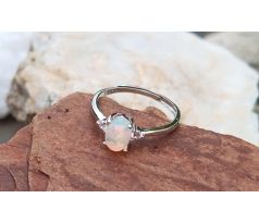 Stříbrný prstýnek s pravým etiopským opálem 0,6 ct mezi zirkony