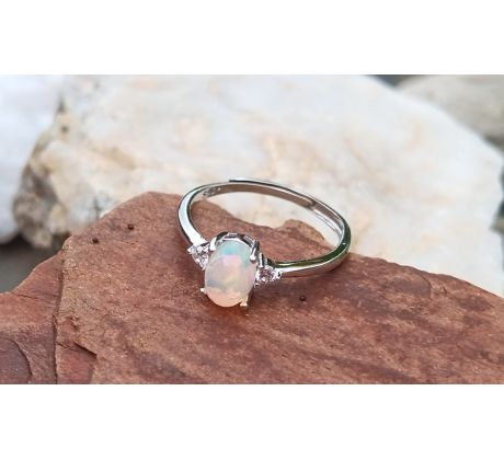 Stříbrný prstýnek s pravým etiopským opálem 0,6 ct mezi zirkony