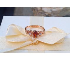 Český červený granát mezi zirkony pozlacený stříbrný prstýnek