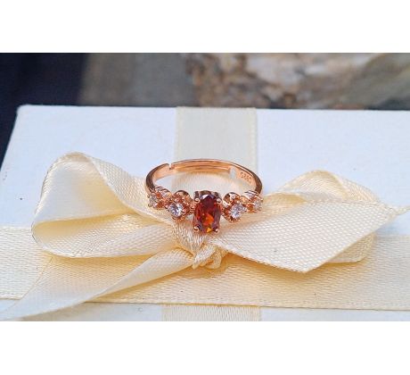 Český červený granát mezi zirkony pozlacený stříbrný prstýnek