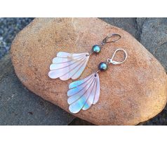 Duhová přírodní perleť s říčními perlami náušnice na chirurgické oceli