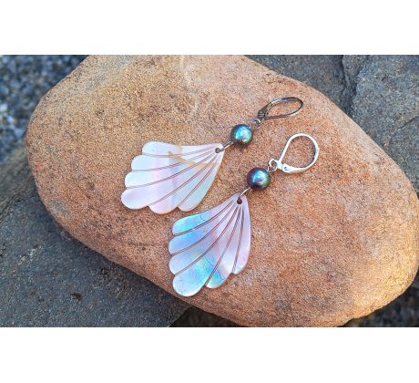 Duhová přírodní perleť s říčními perlami náušnice na chirurgické oceli