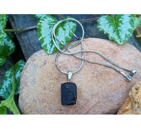 Černý turmalín skoryl na řetízku z chirurgické oceli, náhrdelník