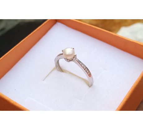 Stříbrný perlový prsten s říční perlou mezi zirkony