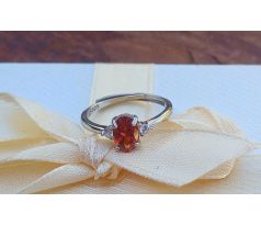 Český červený granát 0,6 ct mezi zirkony stříbrný prstýnek