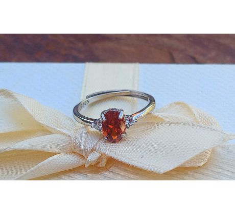 Český červený granát 0,6 ct mezi zirkony stříbrný prstýnek