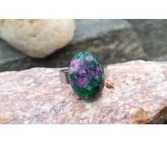 Rubín v zoisitu drahokamový prsten na chirurgické oceli