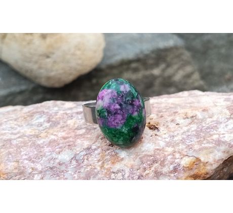 Rubín v zoisitu drahokamový prsten na chirurgické oceli