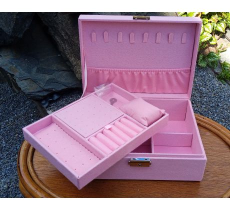 Sametová prostorná dvoupatrová šperkovnice růžová
